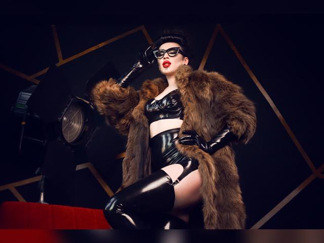 Explore your dreams with webcam model DommeVenena: Lingerie & stockings