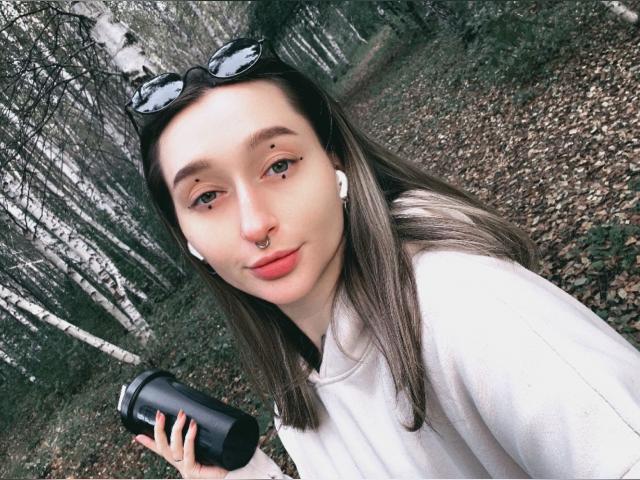 Connect with webcam model Honey69bun: Piercings & tattoos