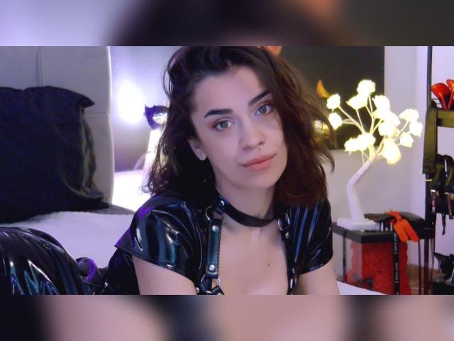 Connect with webcam model LeaMelodia: Lipstick