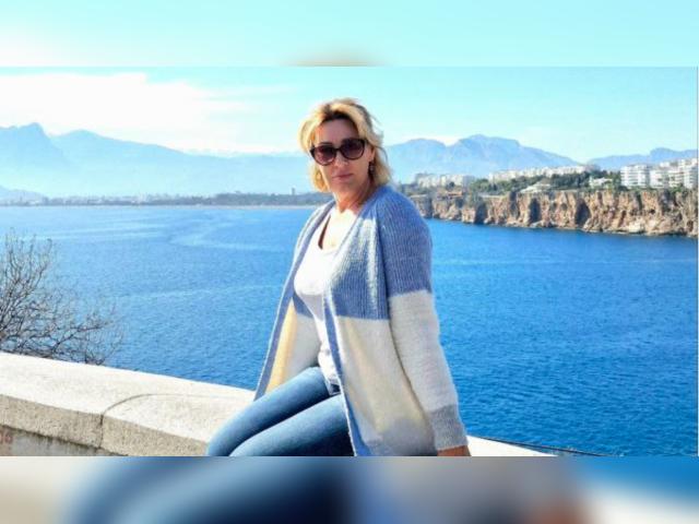 Connect with webcam model BrightBlonde: Books/Reading