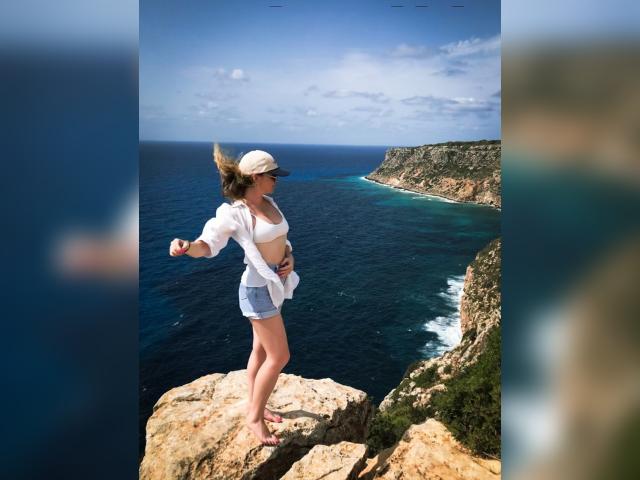 Explore your dreams with webcam model GoddesssAmanda: Role playing