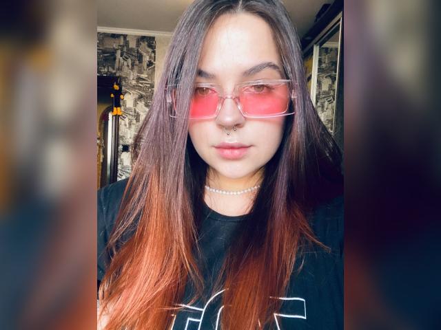 Webcam chat profile for FlirtyFox: Piercings & tattoos