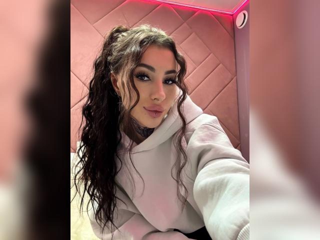 Welcome to cammodel profile for BabyMolly: Nipple play