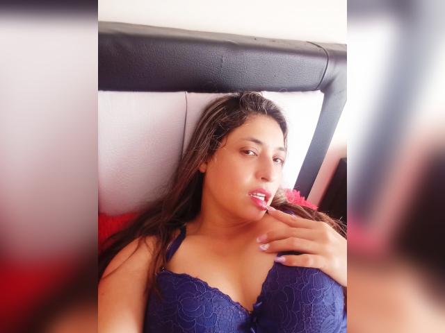Why not cam2cam with roxane25: Nails