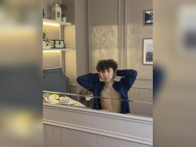 Welcome to cammodel profile for ValentinoB41: Nipple play