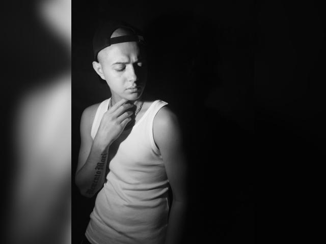 Connect with webcam model DenzelF35: Strip-tease