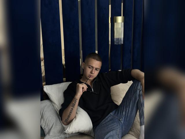 Connect with webcam model DenzelF35: Strip-tease
