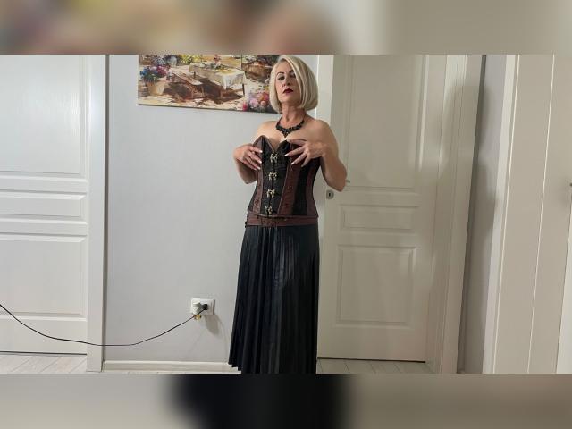 Adult chat with DommeNadia: Kissing