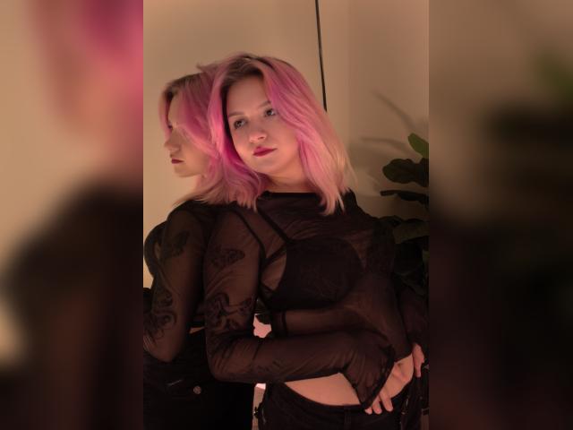 Why not cam2cam with MichelleRebel: Strip-tease