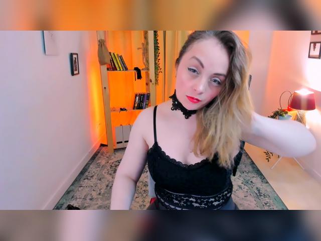 Adult chat with AdelaideRosabel: Legs, feet & shoes