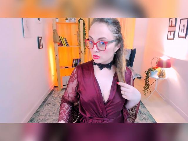 Adult chat with AdelaideRosabel: Legs, feet & shoes