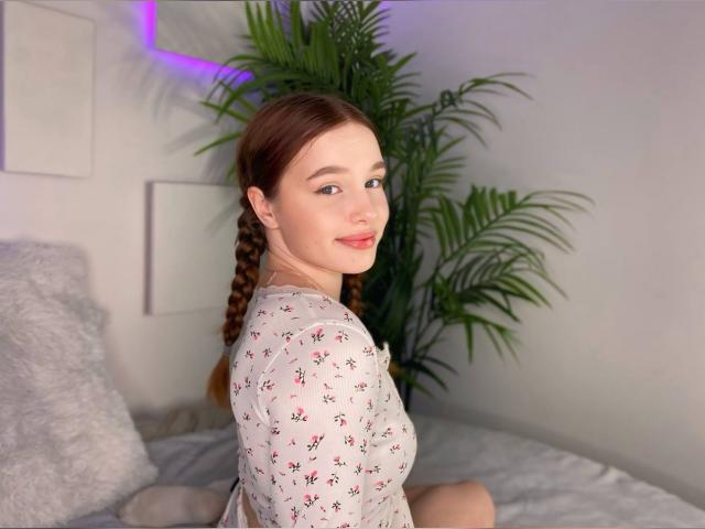Explore your dreams with webcam model EvelinaRubio: Glasses