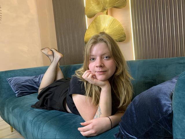Welcome to cammodel profile for MellaE20: Nails