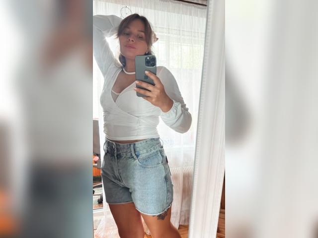 Connect with webcam model Margo31