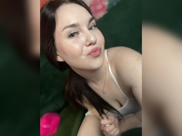 Welcome to cammodel profile for AnneAnderson: Nipple play
