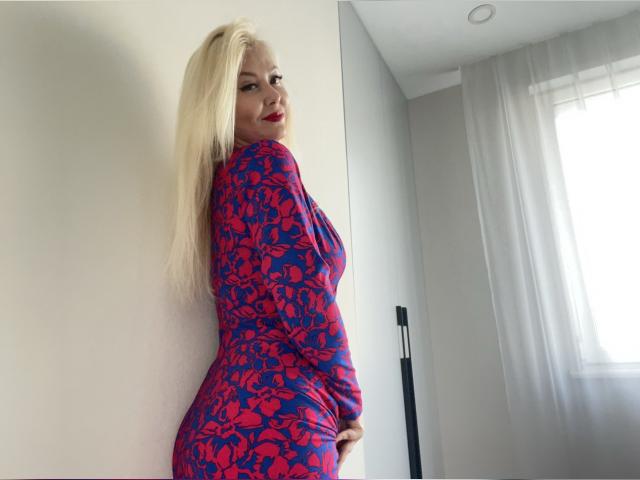 Why not cam2cam with BlondyScarlett1: Lipstick