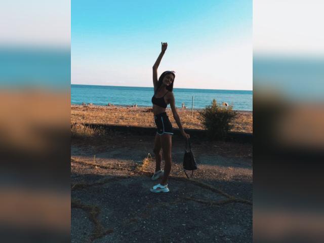 Explore your dreams with webcam model 00FireGirl