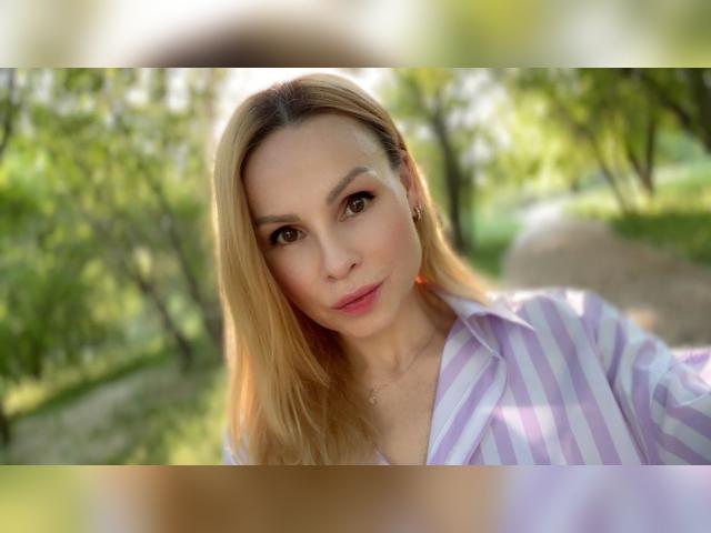 Welcome to cammodel profile for MelindaMills: Legs, feet & shoes