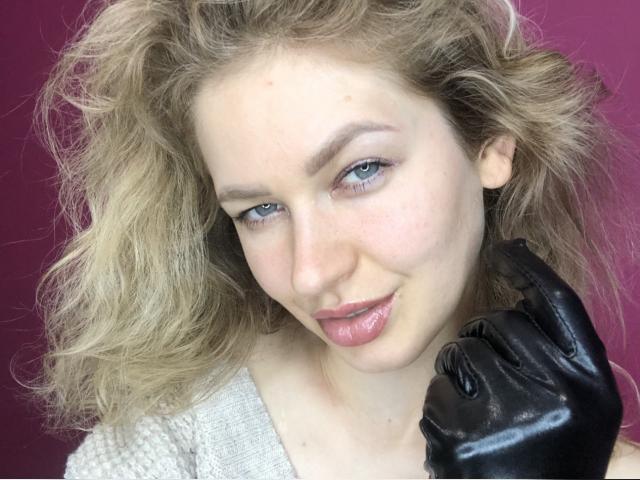 Adult chat with TinnyDomi: Exhibition