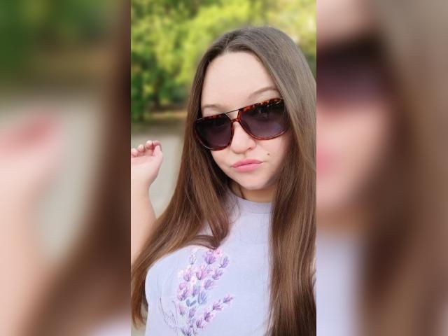 Welcome to cammodel profile for 00Ariana: Glasses