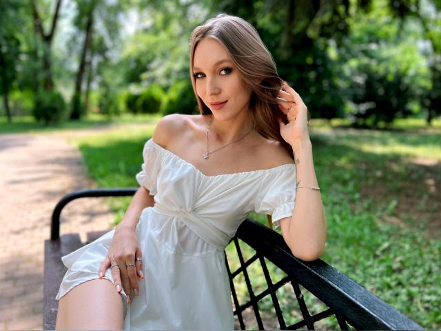 Welcome to cammodel profile for KellyB69: Nails