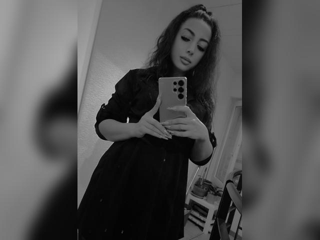 Connect with webcam model Sonya28: Nails