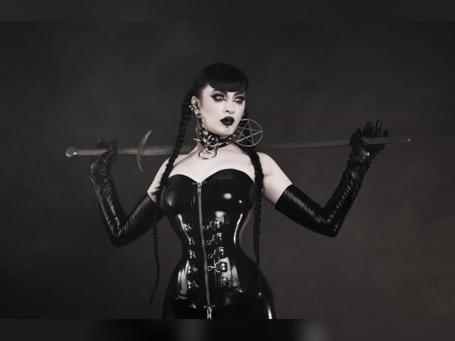 Adult chat with DommeVenena: Kissing