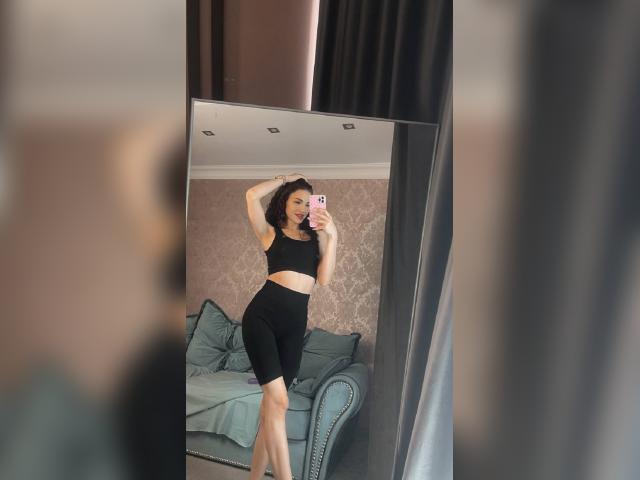Welcome to cammodel profile for EmilyLuxury123: Kissing