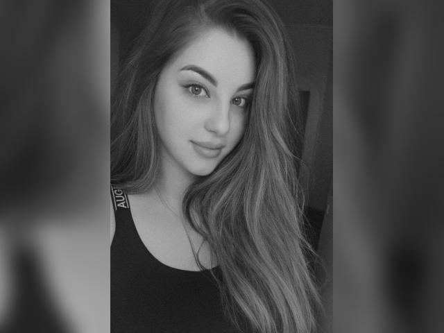 Connect with webcam model FlowerLeila: Lipstick