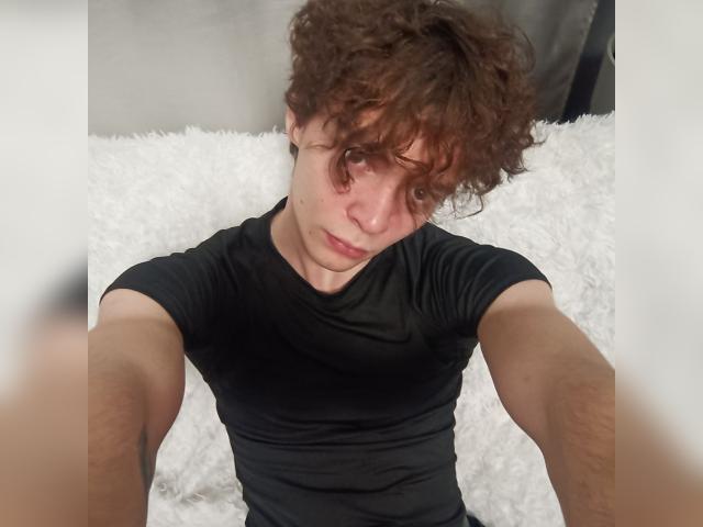 Find your cam match with TommyJamm: Piercings & tattoos