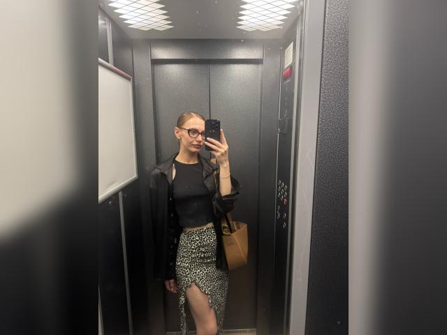 Adult chat with LadySunshine: Strip-tease
