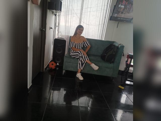 Adult chat with Julieta93: Legs, feet & shoes