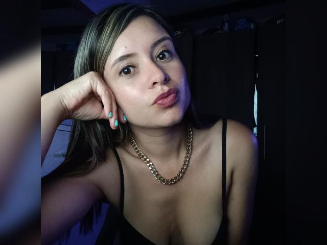 Welcome to cammodel profile for Julieta93: Kissing