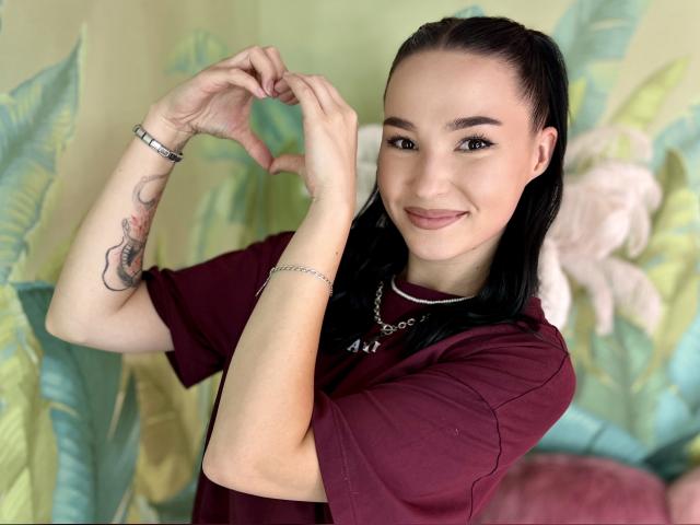 Why not cam2cam with AmandaC89: Piercings & tattoos