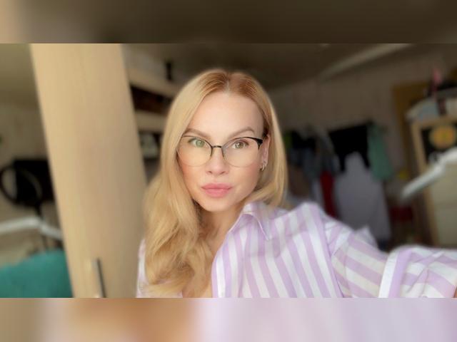 Why not cam2cam with MelindaMills: Outfits