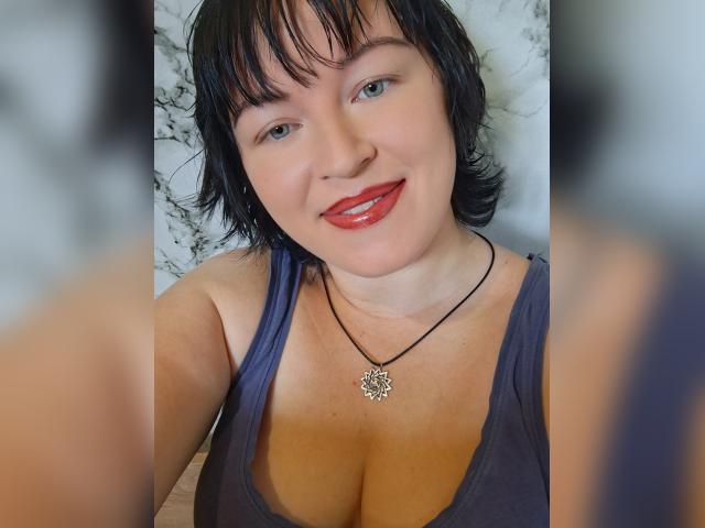 Adult chat with sweetcandymmm: Strip-tease