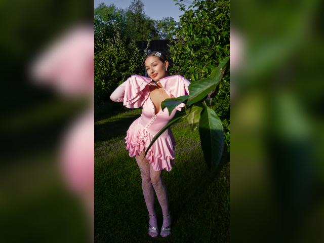 Welcome to cammodel profile for ChloeLavender: Kissing