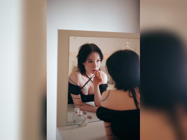 Connect with webcam model lilithlunna: Piercings & tattoos