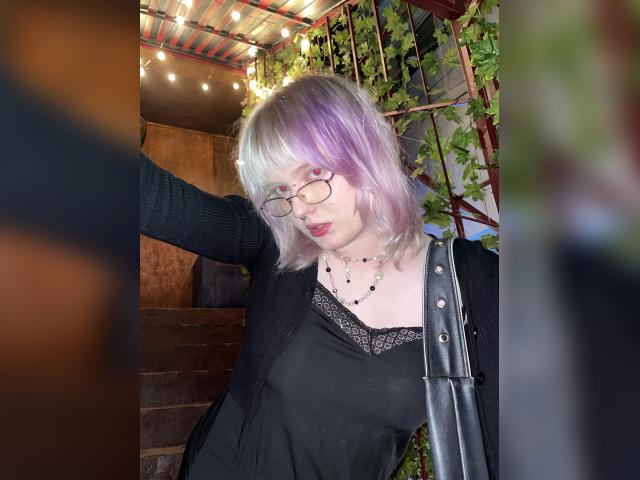 Welcome to cammodel profile for JanelF19: Nails