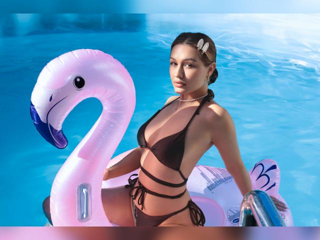 Welcome to cammodel profile for ChloeLavender: Kissing