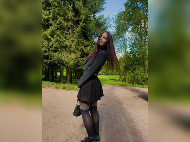 Explore your dreams with webcam model KellyWoods: Outfits