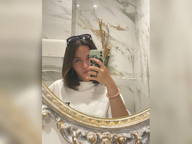 Welcome to cammodel profile for VelorinaILU: Kissing