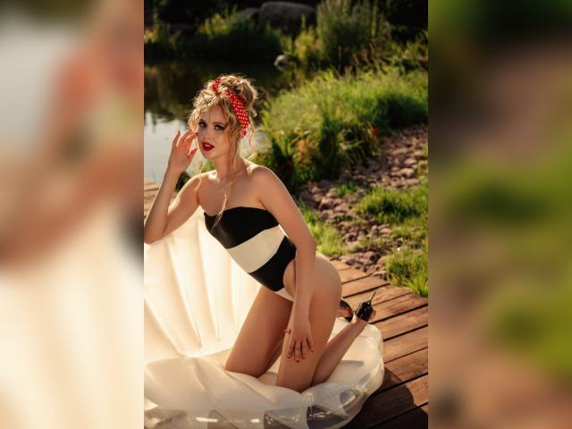 Adult chat with BeccaVressel: Legs, feet & shoes