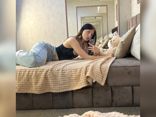 Welcome to cammodel profile for LolaVelsy: Kissing