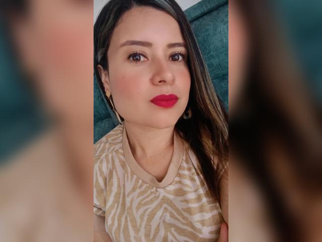Adult chat with Julieta93: Legs, feet & shoes