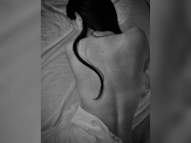 Connect with webcam model Laniya: Legs, feet & shoes