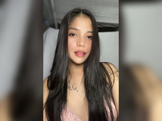 Welcome to cammodel profile for SweetErika: Kissing