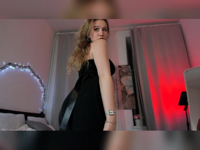 Why not cam2cam with AstraMluse: Nails