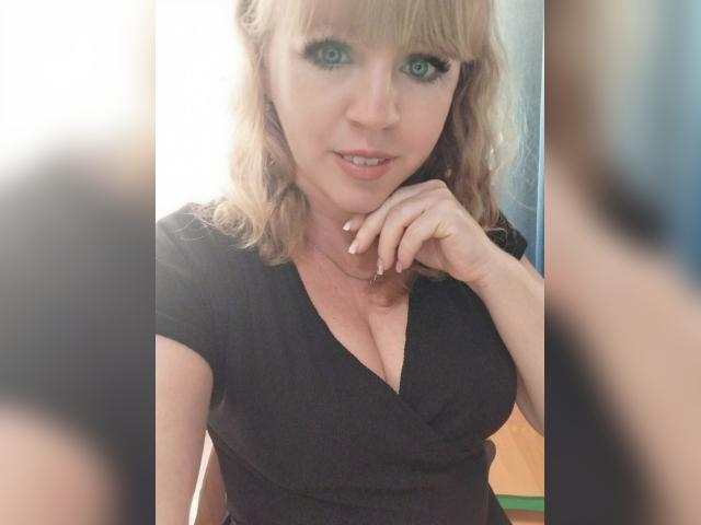 Welcome to cammodel profile for MalvinaLanier: Nails
