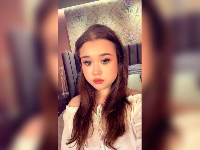 Welcome to cammodel profile for BabyyCheril: Nails